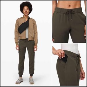 NWT lululemon On The Fly Jogger size 6